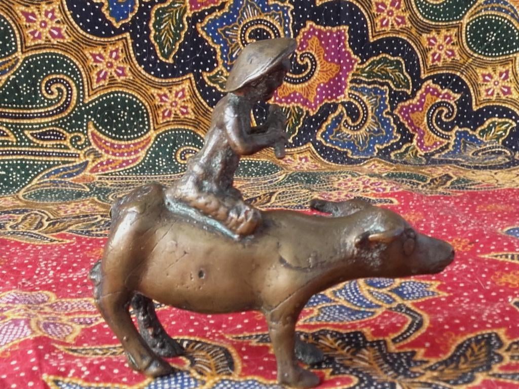 Buffel met berijder mooi oud brons beeldje uit Indonesië., Ophalen of Verzenden