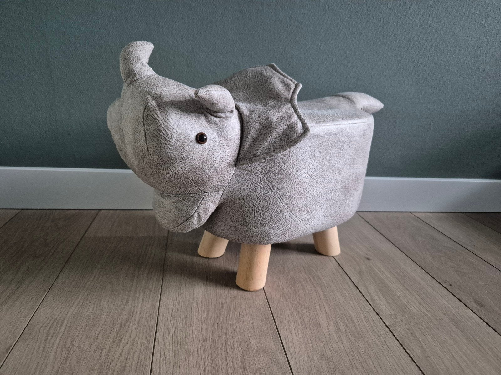 Grijze dino dinosaurus poef kruk grijs zgan

Leuk krukje in, Ophalen of Verzenden, Zo goed als nieuw, Zitmeubel