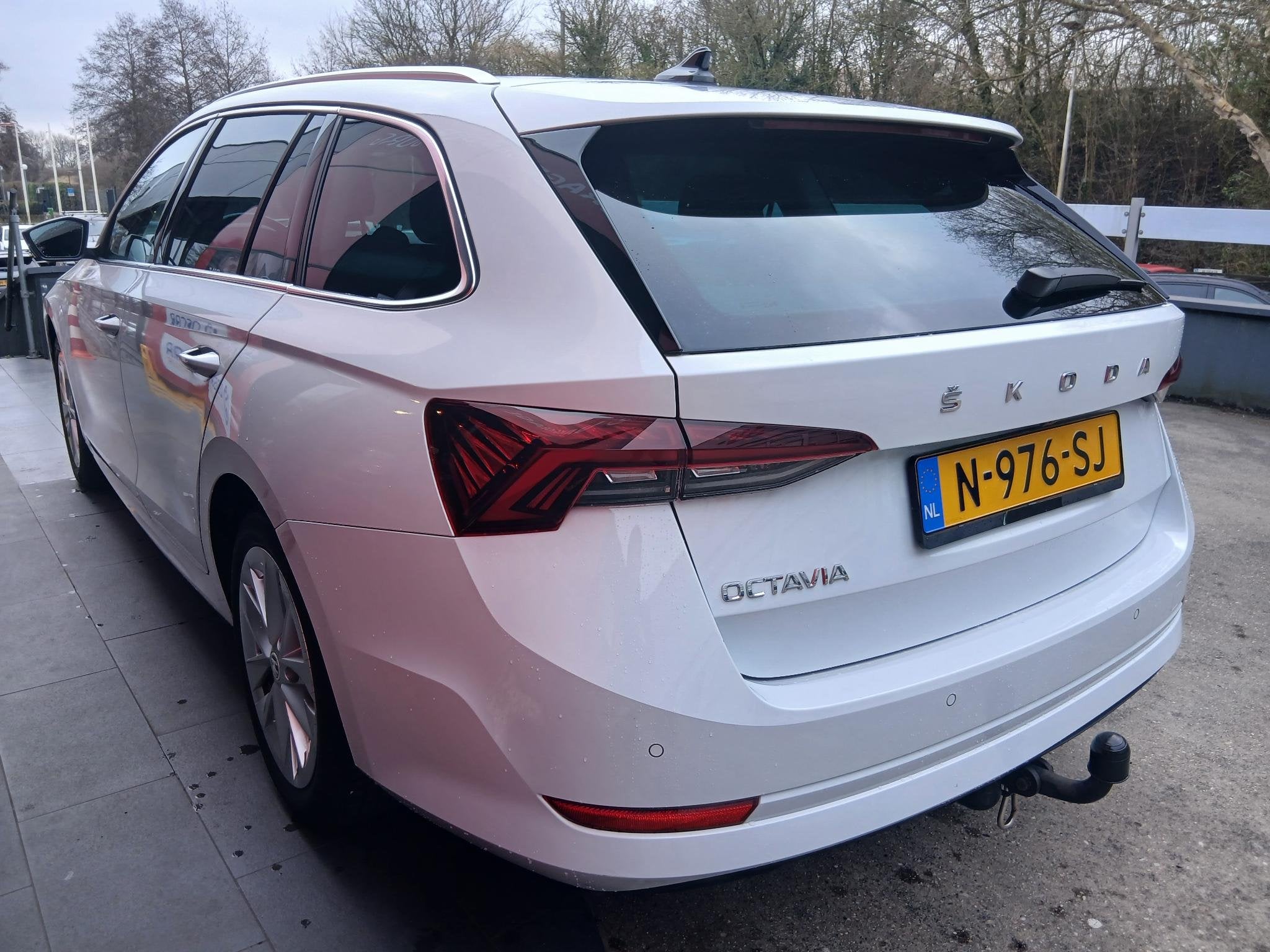 Skoda Octavia Combi 1.0 TSI Business Edition Trekhaak Camera, Auto's, 12 maanden, Stof, Gebruikt, Wit