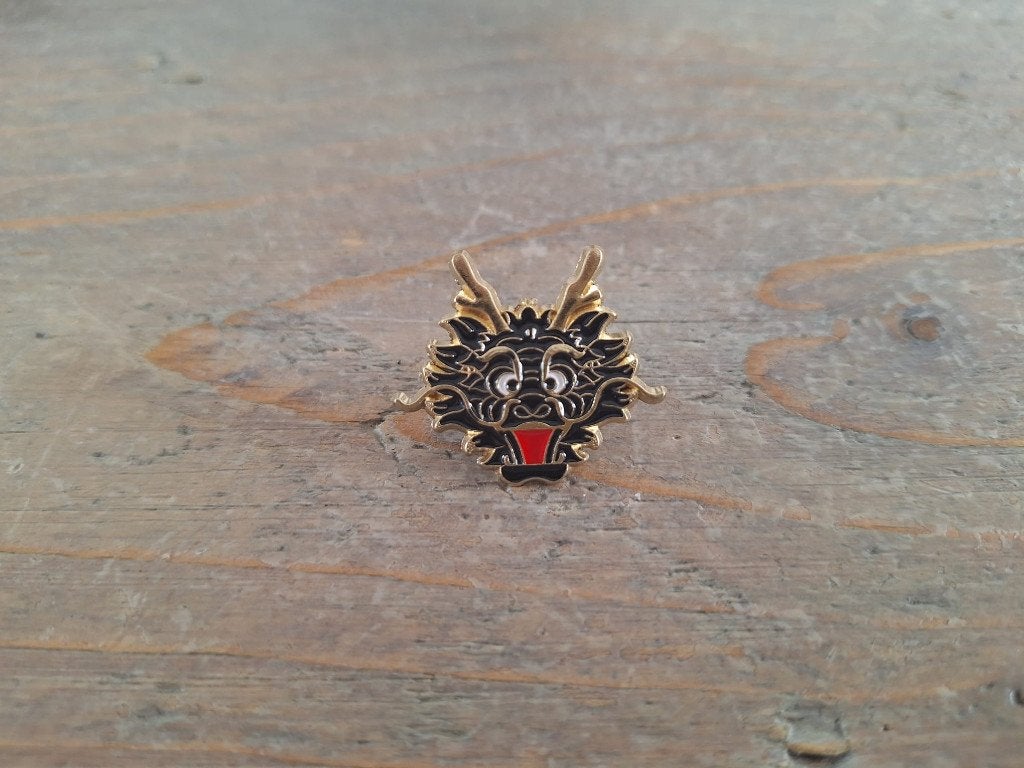 1 mooie pin van een zwarte chinese draak te koop, Verzamelen, Ophalen of Verzenden, Nieuw, Overige onderwerpen, Speldje of Pin