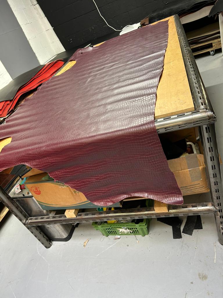 Bordeaux kleur Italiaansen halve huid krokodil print soepel, Leer of Kunstleer, Ophalen of Verzenden, Zo goed als nieuw, 30 tot 120 cm