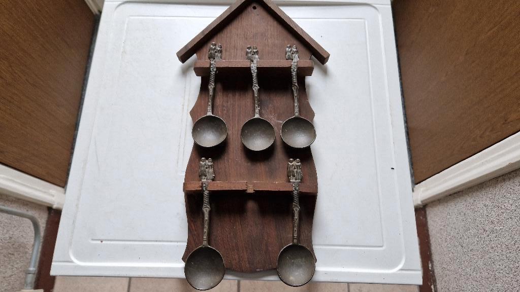 oud houten wandbord met 5 tinnen loden lepels, Ophalen of Verzenden