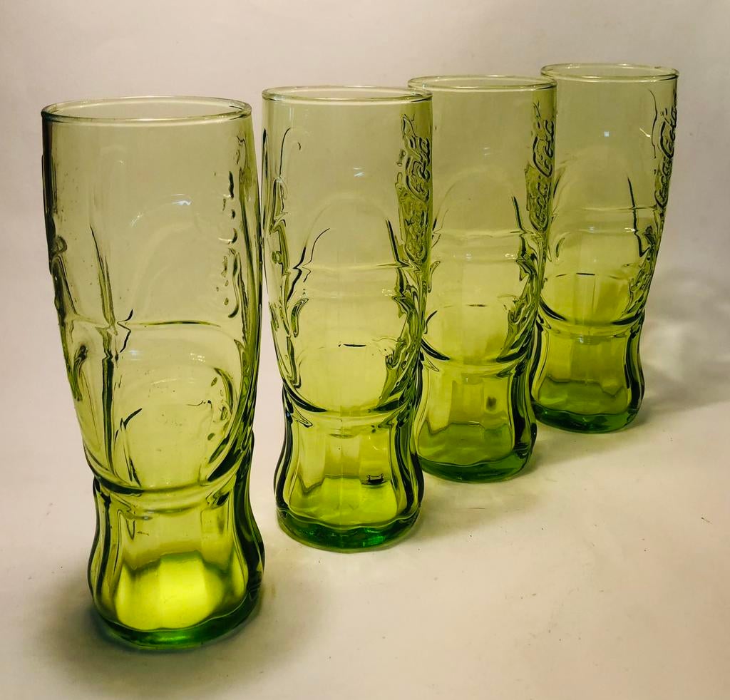 Vier groene Cola glazen, Verzamelen, Glas en Borrelglaasjes, Ophalen of Verzenden, Zo goed als nieuw, Frisdrankglas