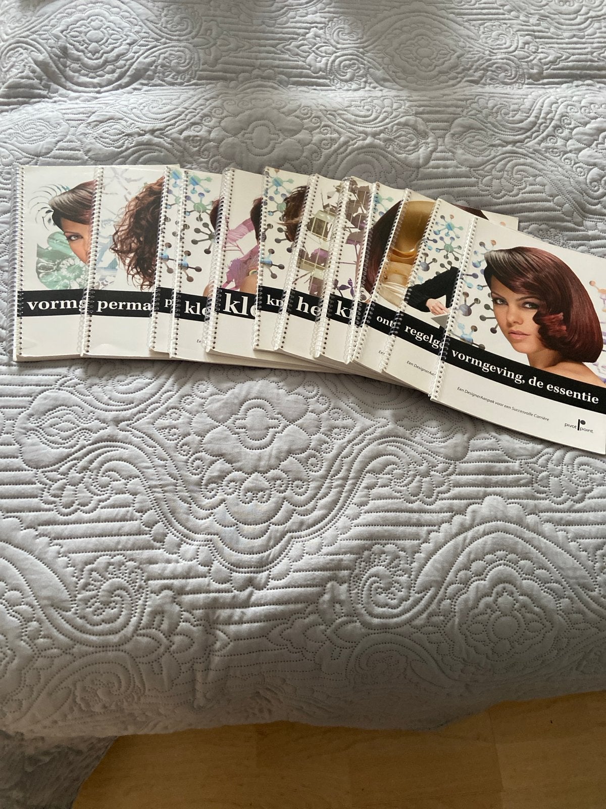 12 boeken kappersopleiding - Pivotal Point, Ophalen of Verzenden, Gelezen, MBO