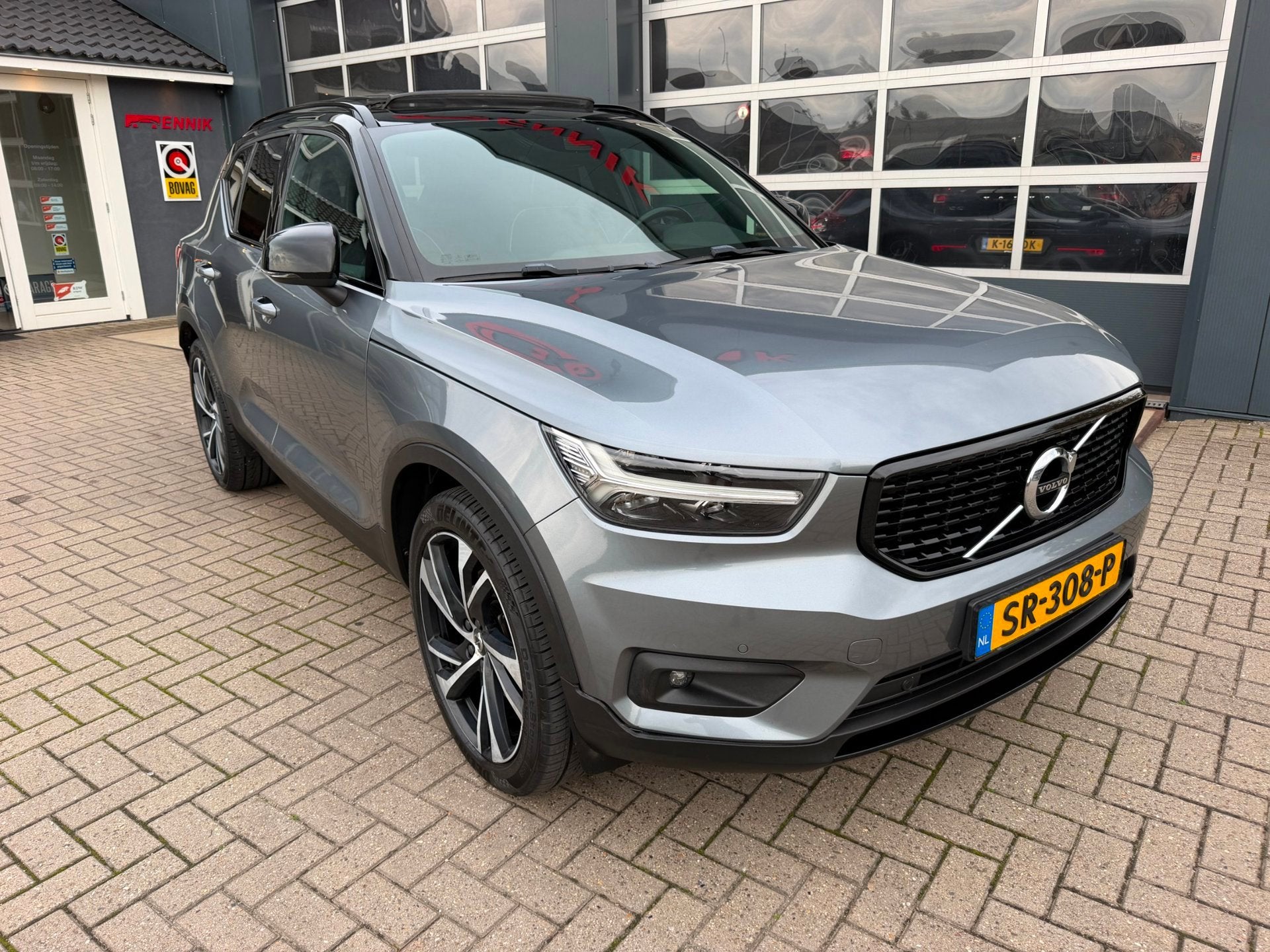 Foto 2 van Volvo XC40 2.0 T5 AWD R-Design Intro Edition / Pano / Camera