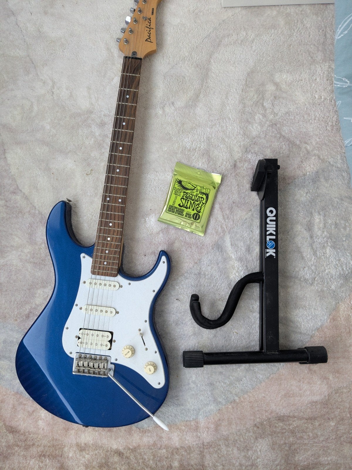 Fender Pacifica elektrische gitaar met standaard en snaren, Muziek en Instrumenten, Snaarinstrumenten | Gitaren | Elektrisch, Ophalen