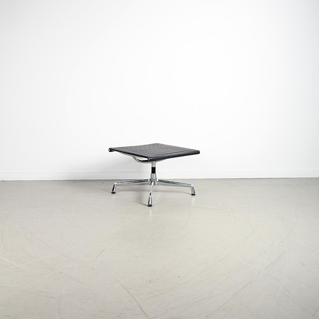 1x Vitra Eames EA 125 Voetenbank Zwart Leer - Chroom, Huis en Inrichting, Banken | Voetenbanken en Poefen, Niet ingevuld, Ophalen of Verzenden