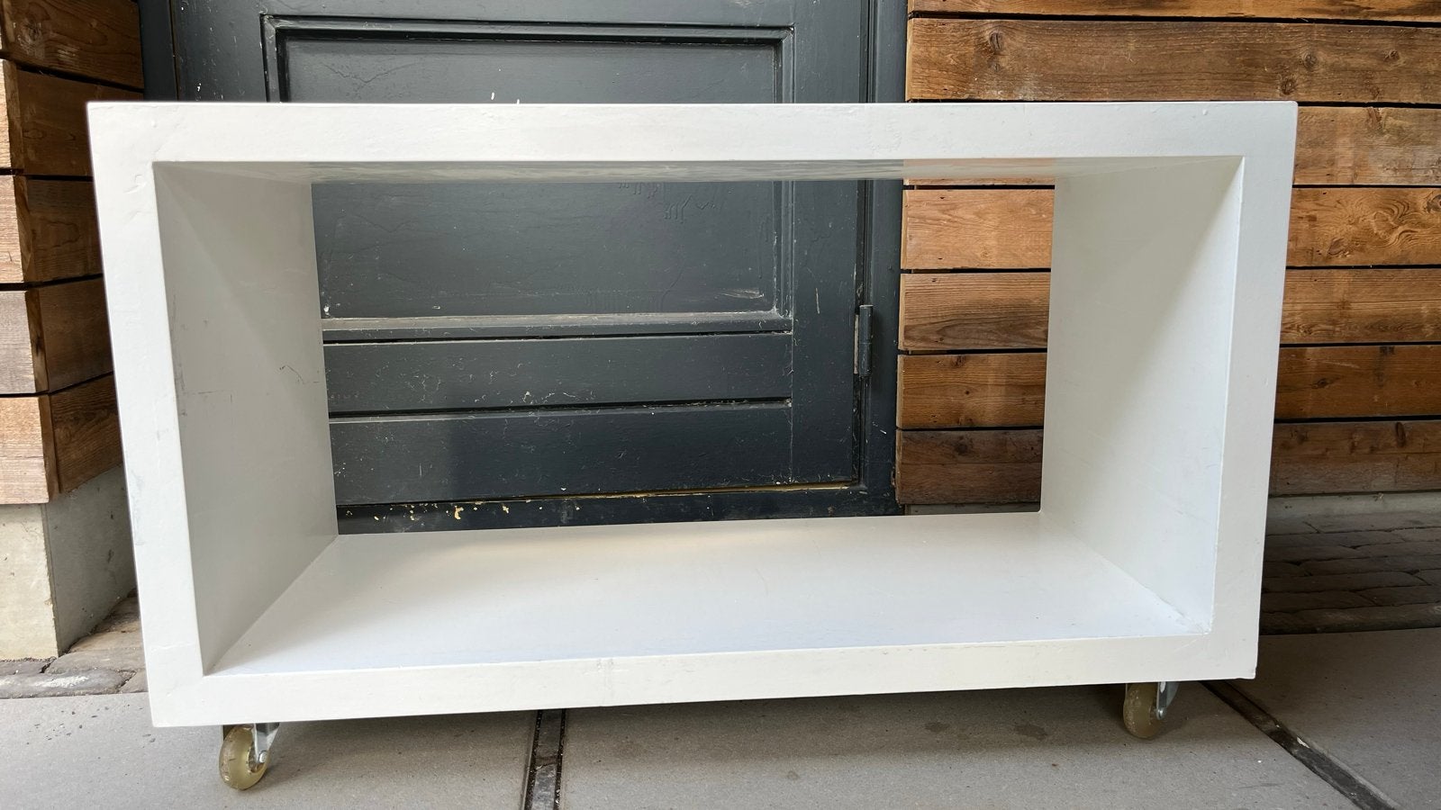 Witte bijzettafel op wieltjes, Gebruikt, Overige houtsoorten, 50 tot 100 cm, Ophalen of Verzenden