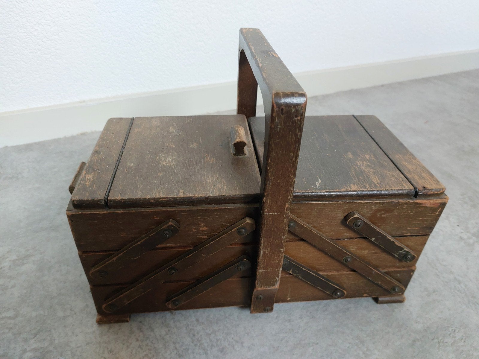 Vintage houten naaidoos met harmonica-uitklap, Hobby en Vrije tijd, Naaien en Fournituren, Ophalen