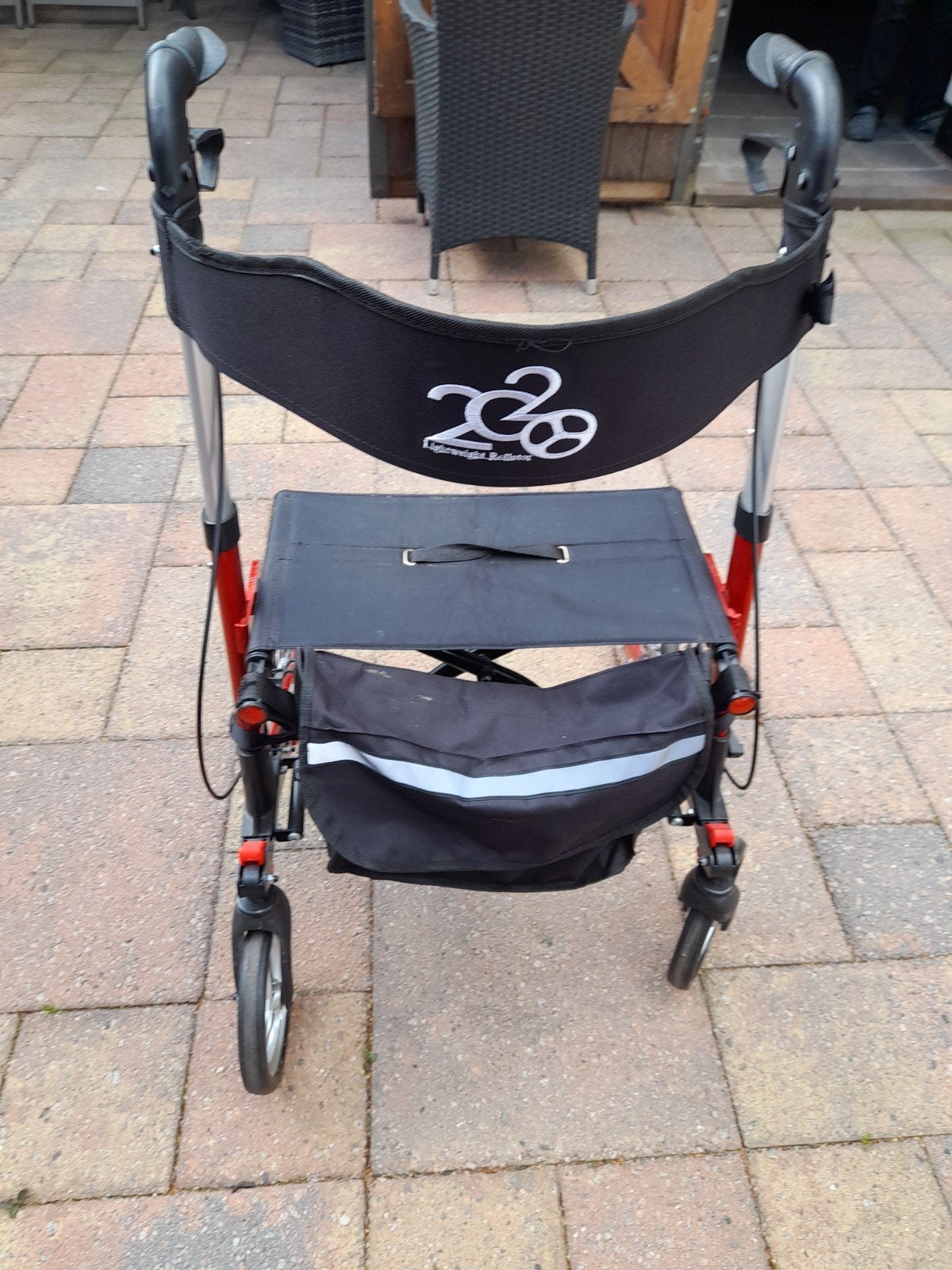 Rollator ,donker rood van kleur met tasje inklapbaar, Diversen, Ophalen, Gebruikt