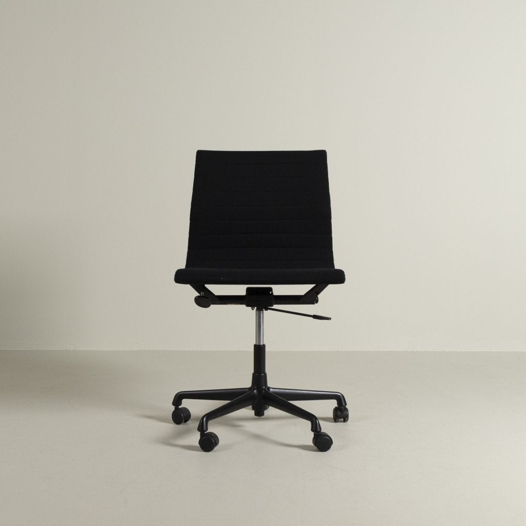 Vitra Eames EA 117 Bureaustoel Zwart Hopsak - Zwart (Zonder, Vitra, Zo goed als nieuw, Niet ingevuld, Niet ingevuld