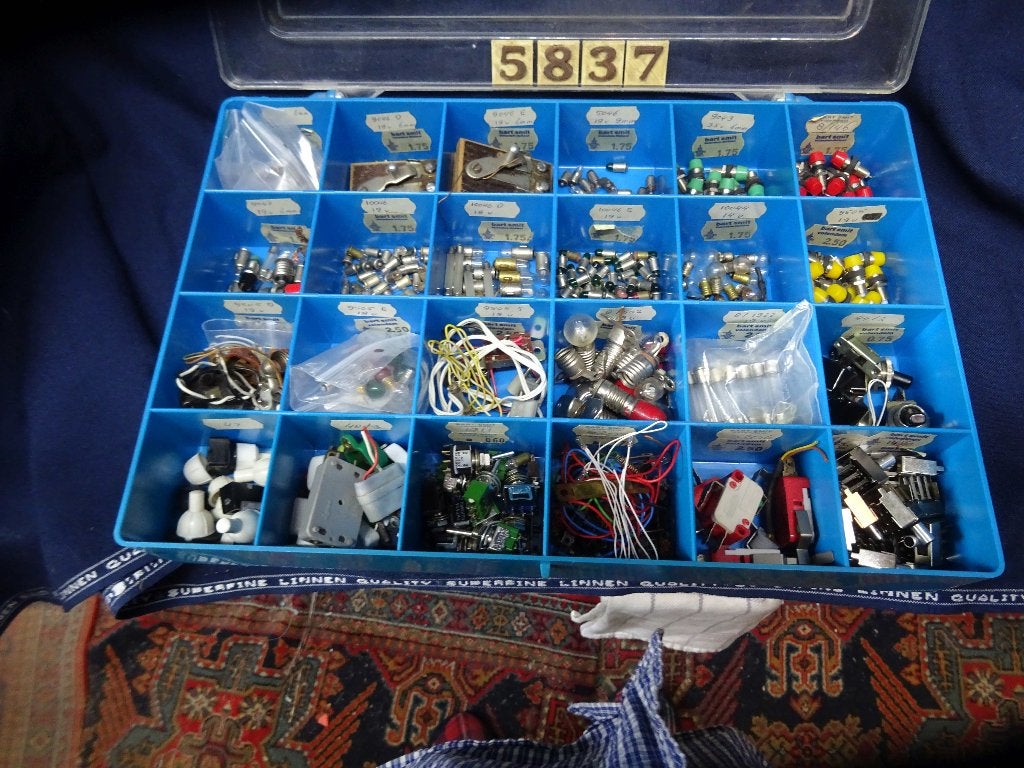 5837=Onderdelen voor het bouwen van een poppenhuis. 207, Ophalen of Verzenden, Gebruikt, Poppenhuis