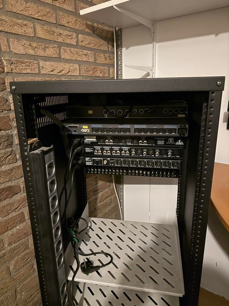 Samson Midiplayer MP-88 en Behringer Mengpaneel in Rack, Ophalen, Gebruikt, 20 kanalen of meer, Microfooningang