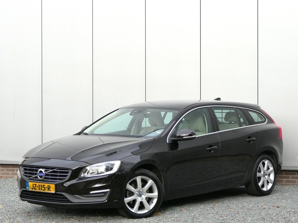 Volvo V60 T2 AUT Momentum Trekhaak / Xenon / Navi / Cruise c, Auto's, 4 cilinders, Onderhoudsboekje, 84 €/maand, 750 kg