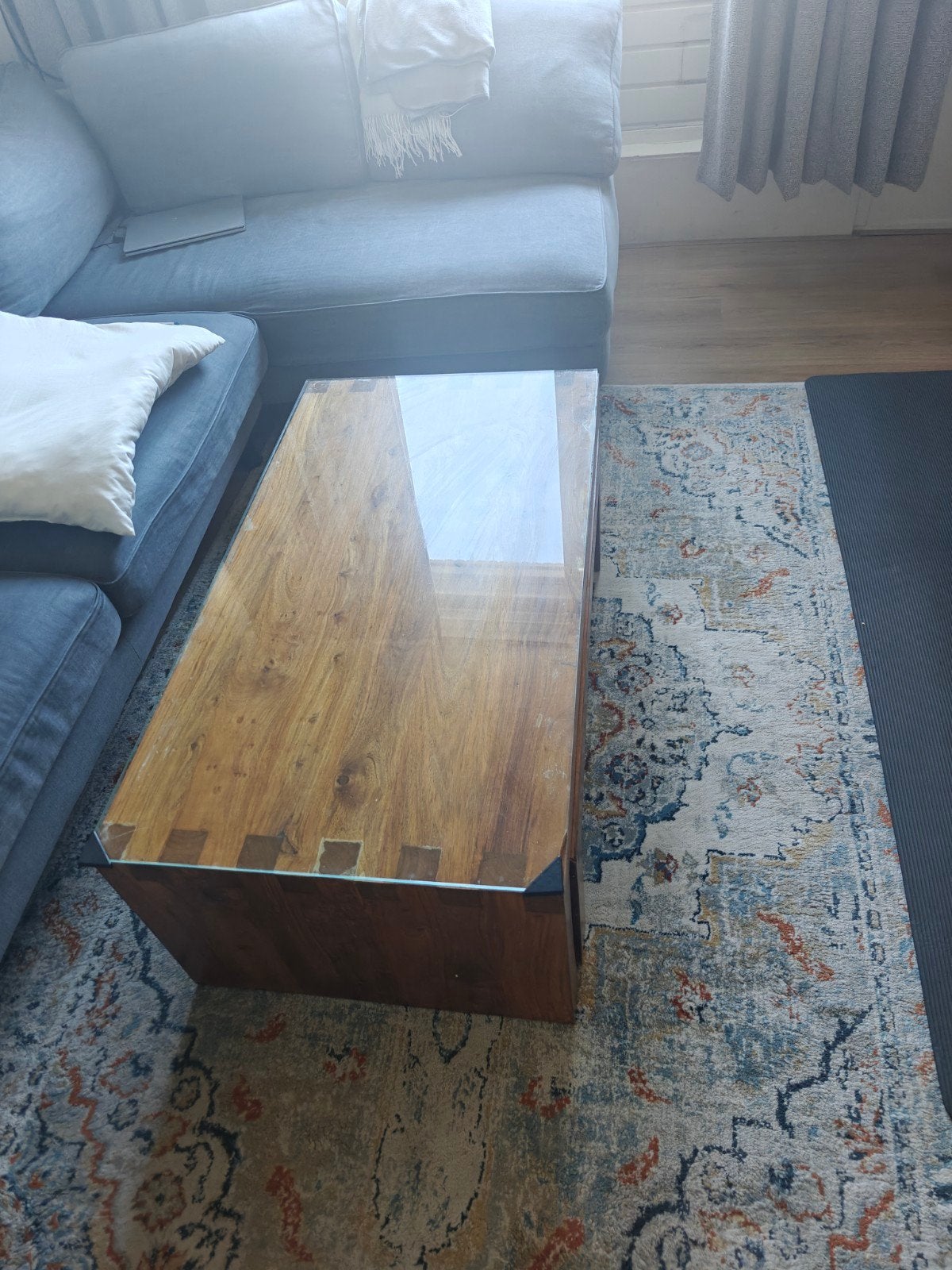 Houten salontafel met glazen blad, Huis en Inrichting, Ophalen, Gebruikt, 100 tot 150 cm, 50 tot 100 cm