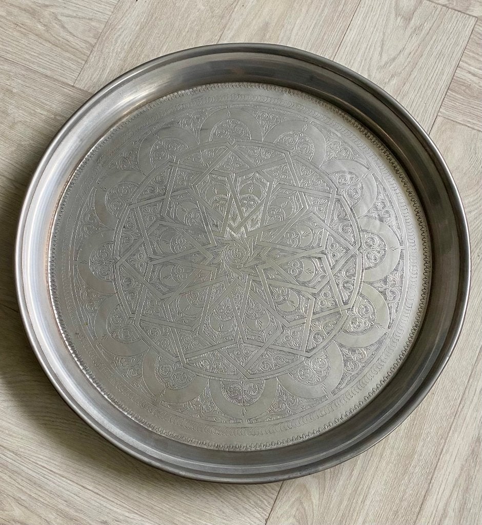 Rond metalen dienblad met decoratief patroon vanuit Marokko, Met opstaande rand, Rond, Ophalen of Verzenden, Zo goed als nieuw