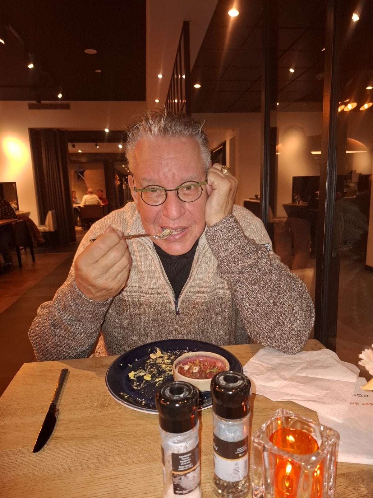 een dag niet gelachen is zo jammer..., Contacten en Berichten, Man zoekt Vrouw