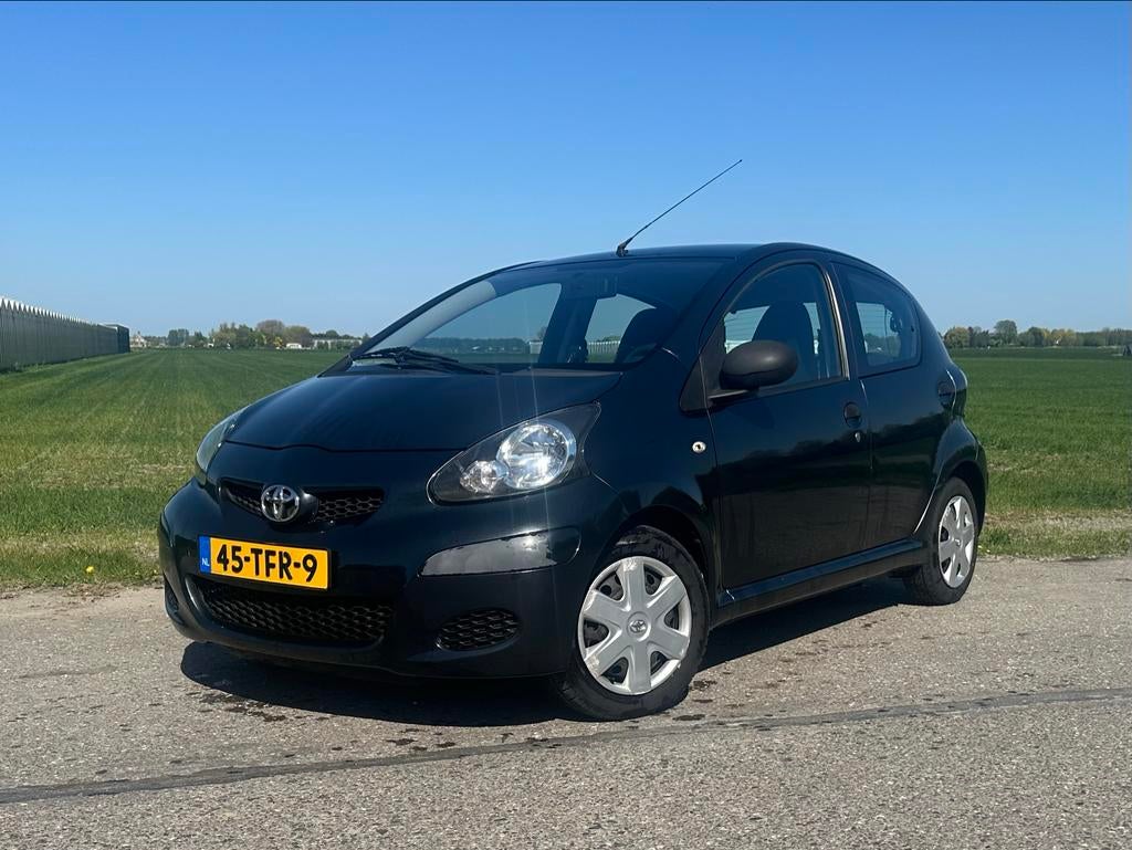 Toyota Aygo 2012 5-deurs Grijs | Nieuwe APK, Voorwielaandrijving, Stof, Zwart, 4 stoelen