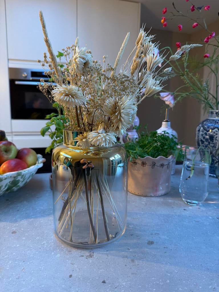 Glazen vaas met gouden rand en wit droogboeket, Huis en Inrichting, Woonaccessoires | Vazen, Wit, Ophalen of Verzenden, Minder dan 50 cm