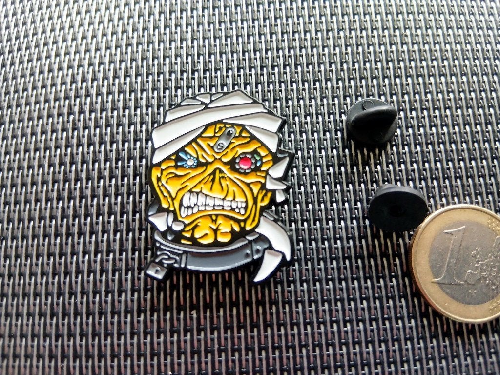 Iron Maiden  erg mooie  Powerslave mummy pin badge speld 13, Verzenden, Nieuw, Overige typen