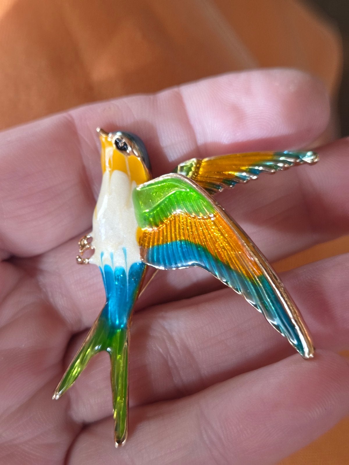 Goudkleurige broche vogel, kleurrijk geëmailleerd, Sieraden, Tassen en Uiterlijk, Overige materialen, 4 tot 7 cm, Ophalen of Verzenden