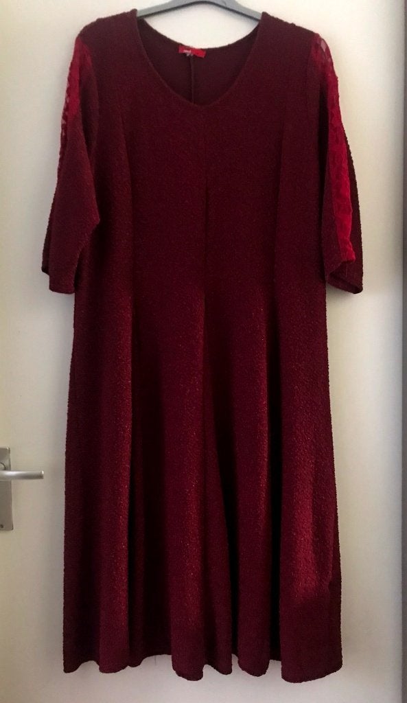 Prachtige rood glimmende jurk met kant X-two red maat 50, Kleding | Dames, Overige kleuren, Verzenden, Maat 46/48 (XL) of groter
