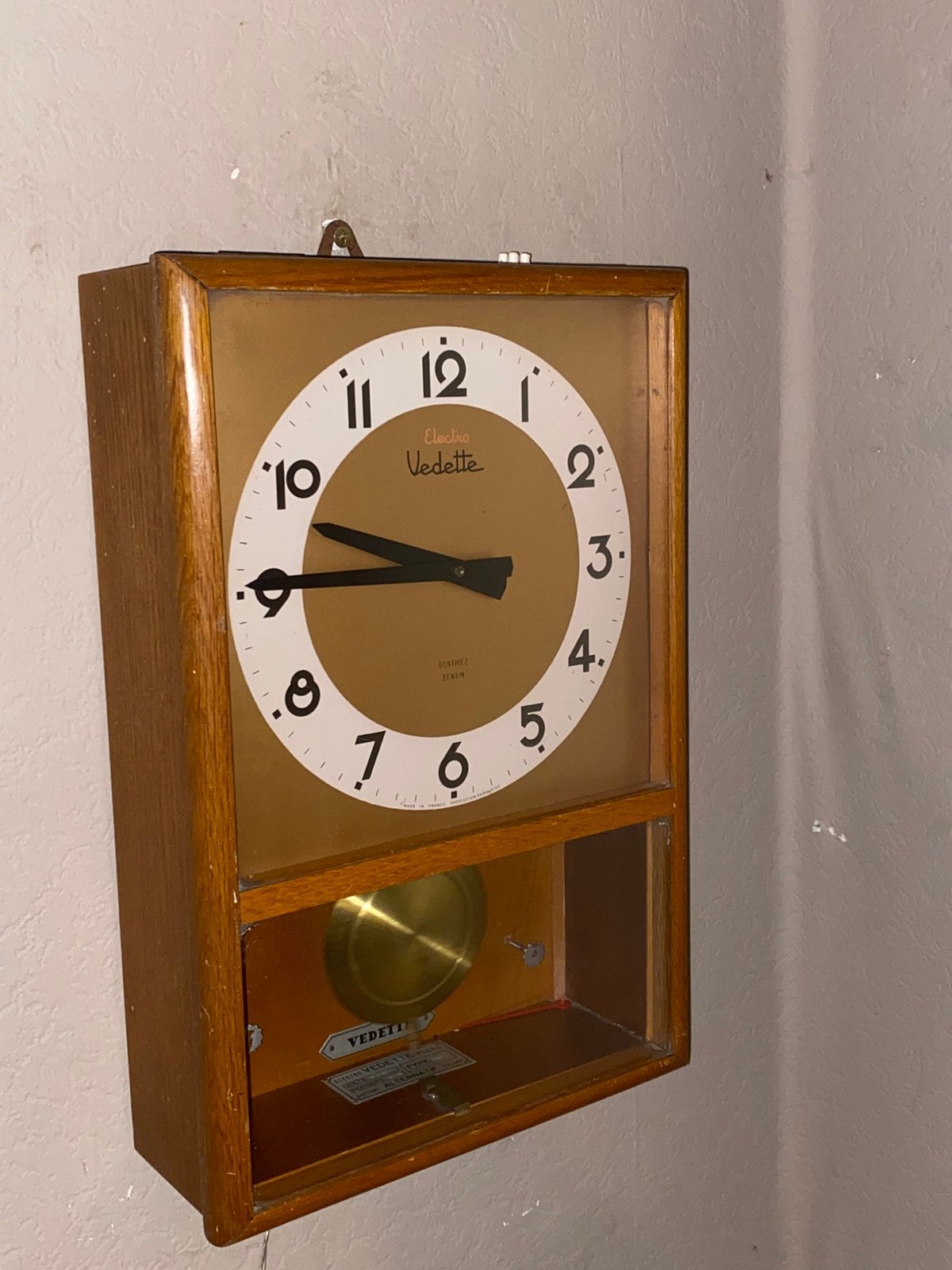 Electro Vedette wandklok (+/1960, loopt goed, 230 Volt), Ophalen of Verzenden