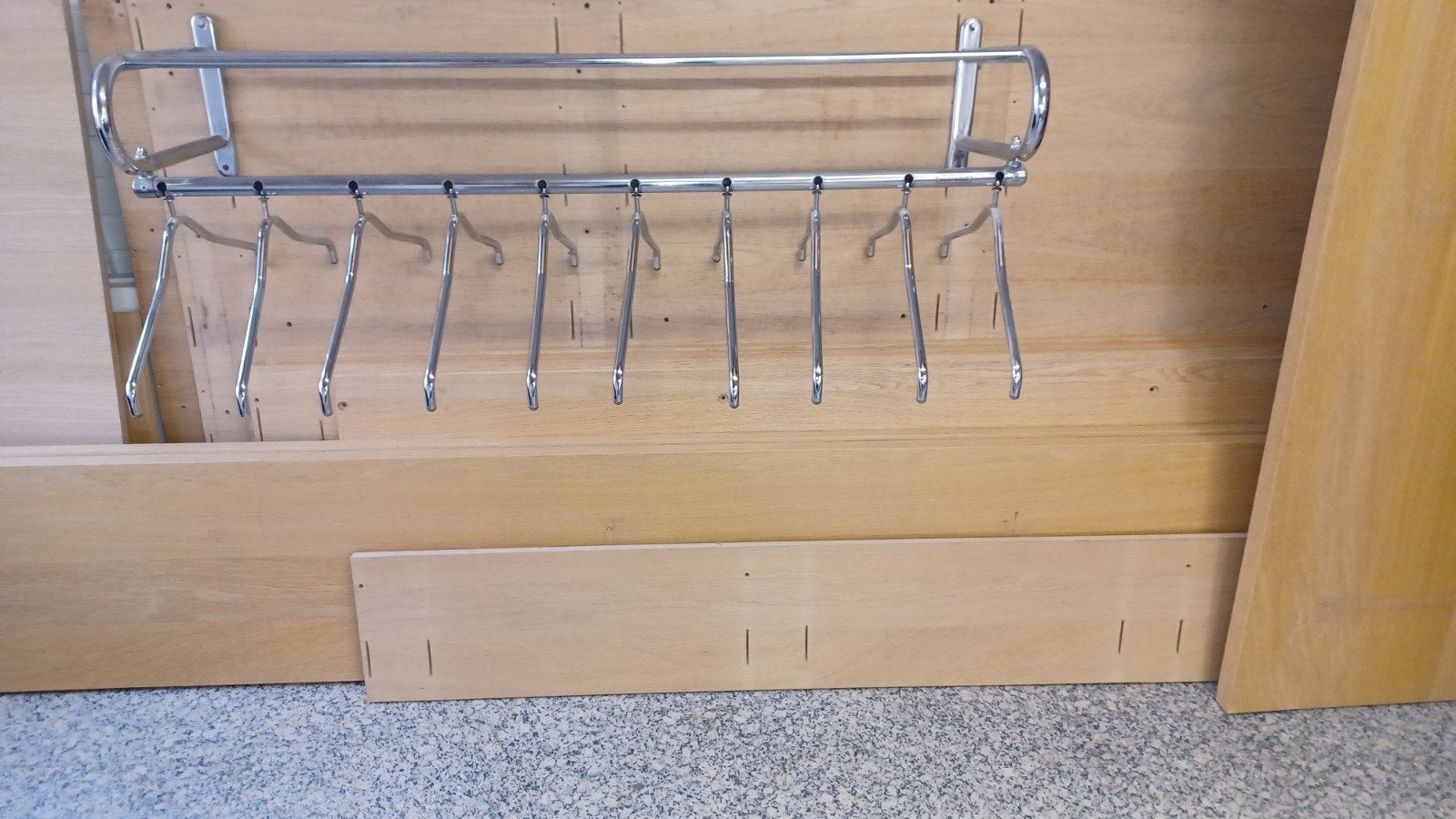 Oostwoud chromen kapstok jaren 60/70 met 10 hangers, Ophalen of Verzenden, Gebruikt, Metaal, Wandkapstok