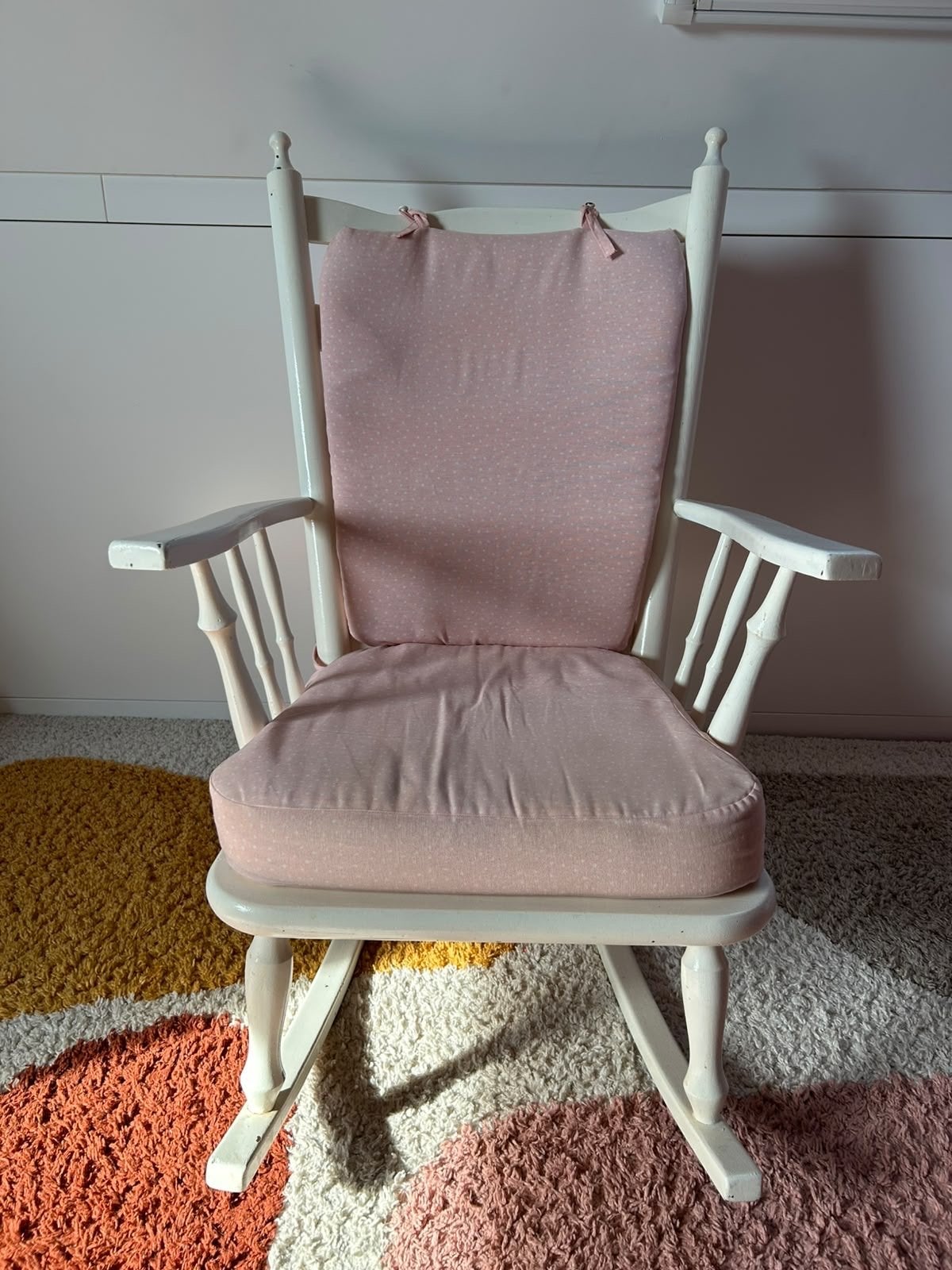 Schommelstoel met roze kussen, Ophalen, Gebruikt, Wit, Eén