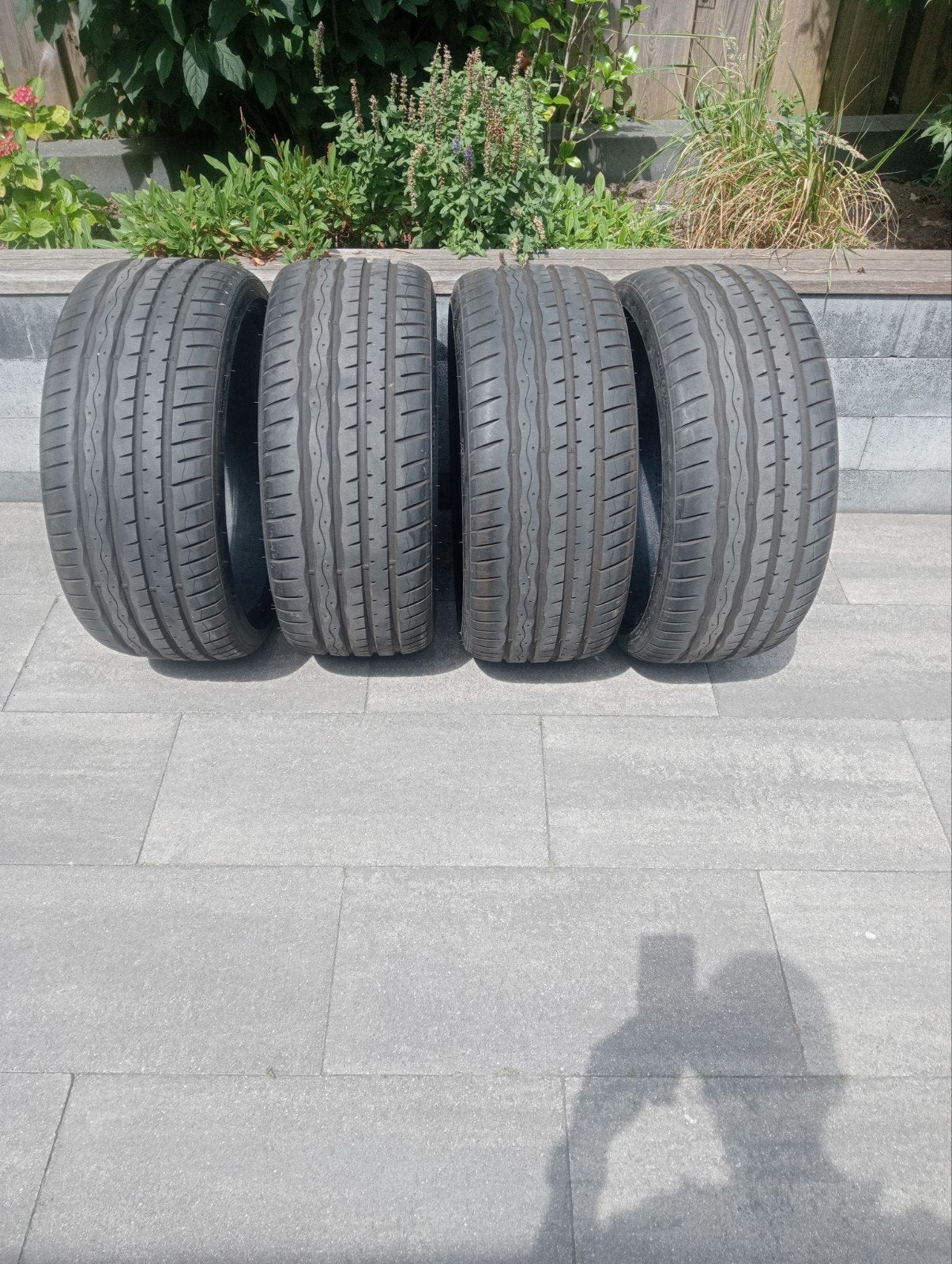 Te koop 4 zo goed als nieuwe zomerbanden, 235 mm, Band(en), Zomerbanden, Ophalen