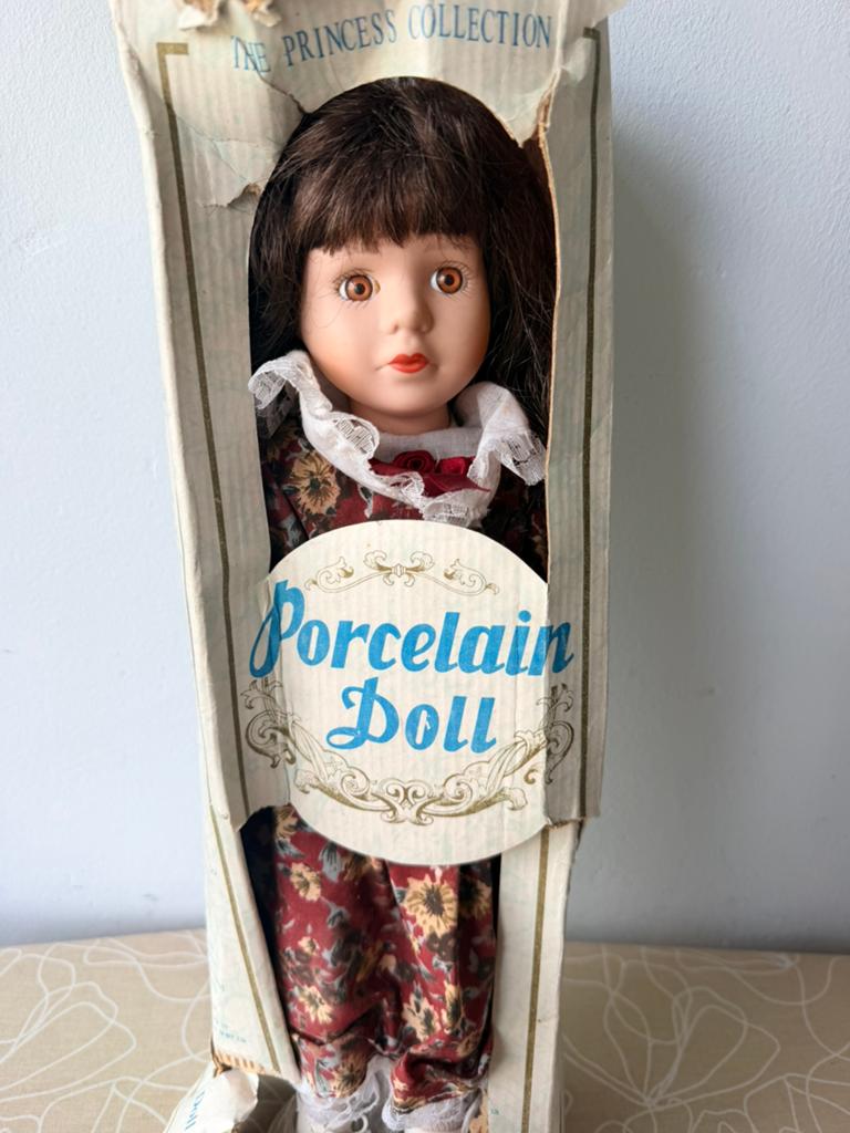 Porcelain doll, Ophalen of Verzenden, Zo goed als nieuw, Pop