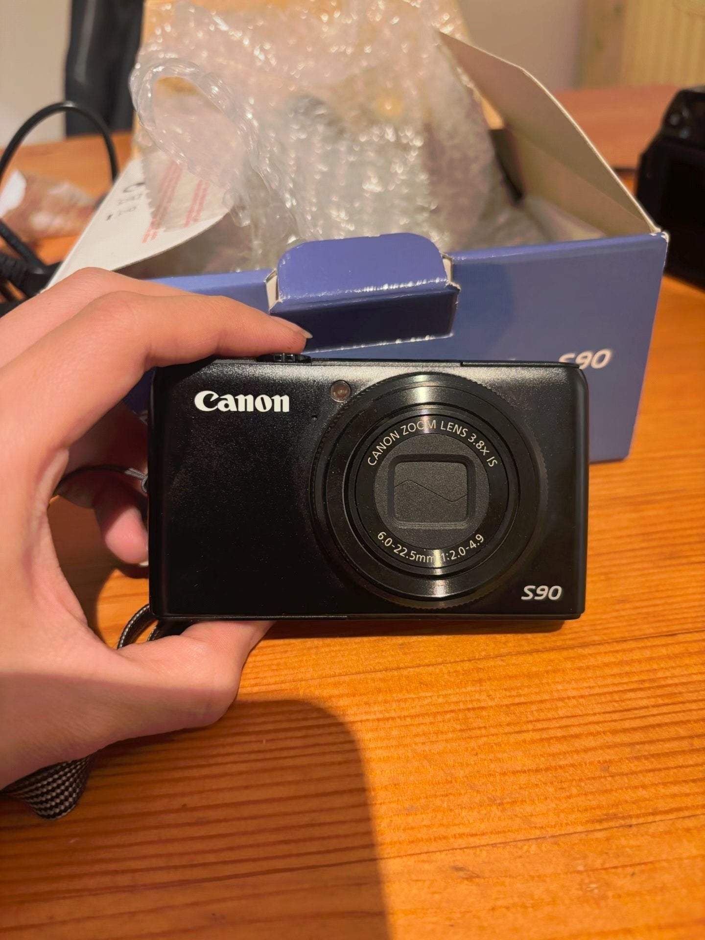 Foto 2 van Canon PowerShot S90 Compactcamera - Zo goed als nieuw