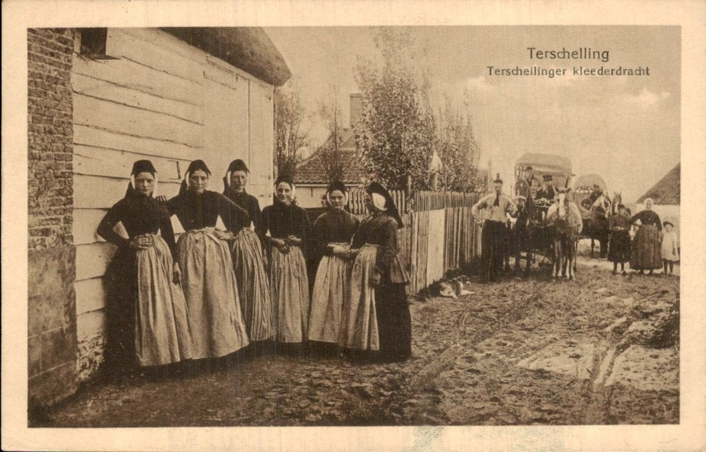 Terschelling - Klederdracht - Groep vrouwen, Ophalen of Verzenden, Voor 1920, Gelopen, Friesland