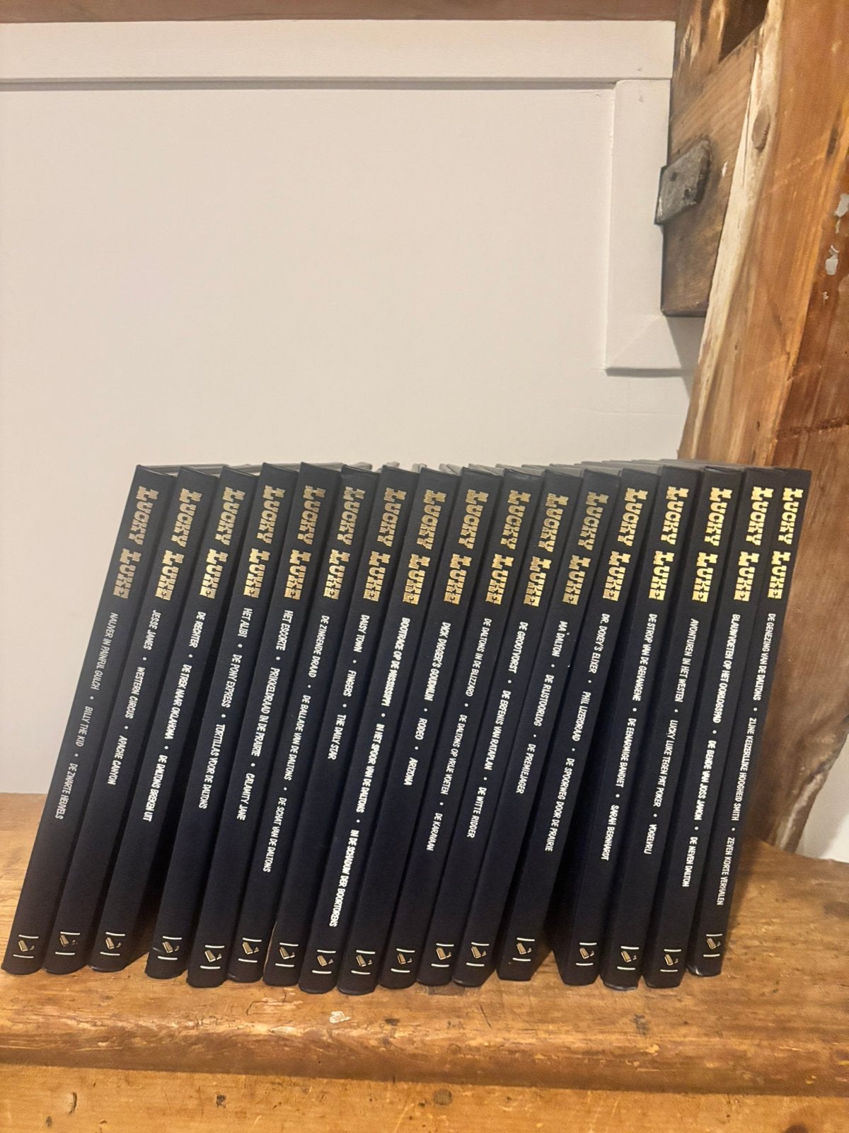 Lucky Luke – 16 luxe Lekturama hardcovers – 48 verhalen, Meerdere stripboeken, Ophalen of Verzenden, Zo goed als nieuw