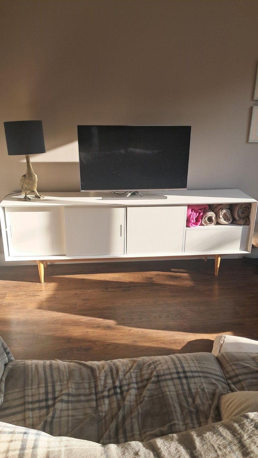 Strak wit design dressoir met schuifdeuren en houten poten, Ophalen, Met deur(en), Modern, Scandinavisch, Nieuw