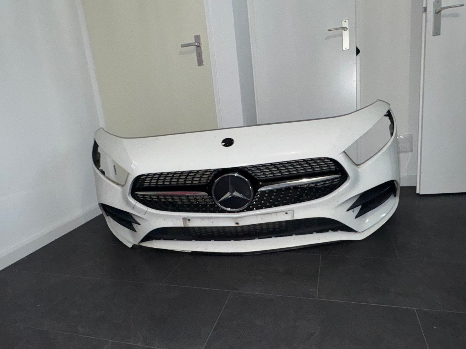 Mercedes  AMG voorbumper A klasse met schade, Ophalen, Voor, Mercedes-Benz, Bumper