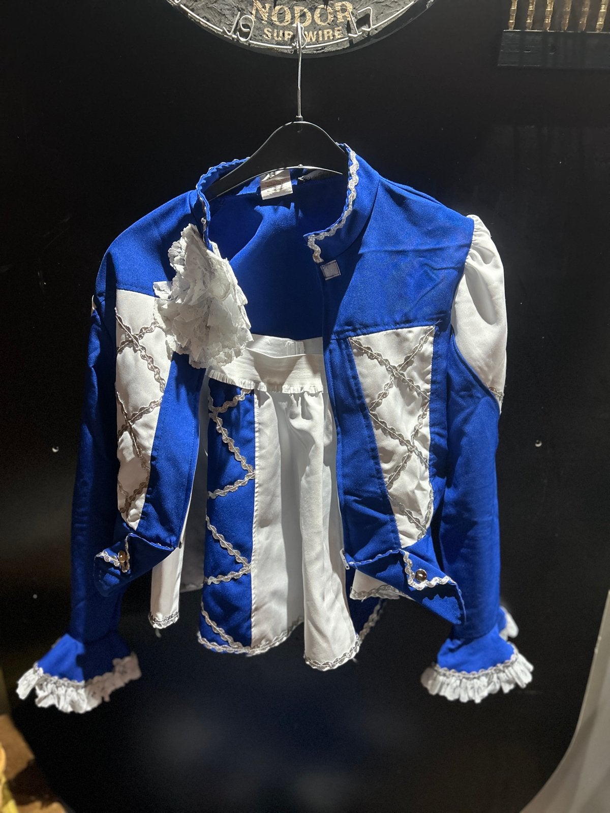 Dansmarieke pakken, hoeden, pruiken en broches, Ophalen, Gebruikt, Kostuum, Carnaval