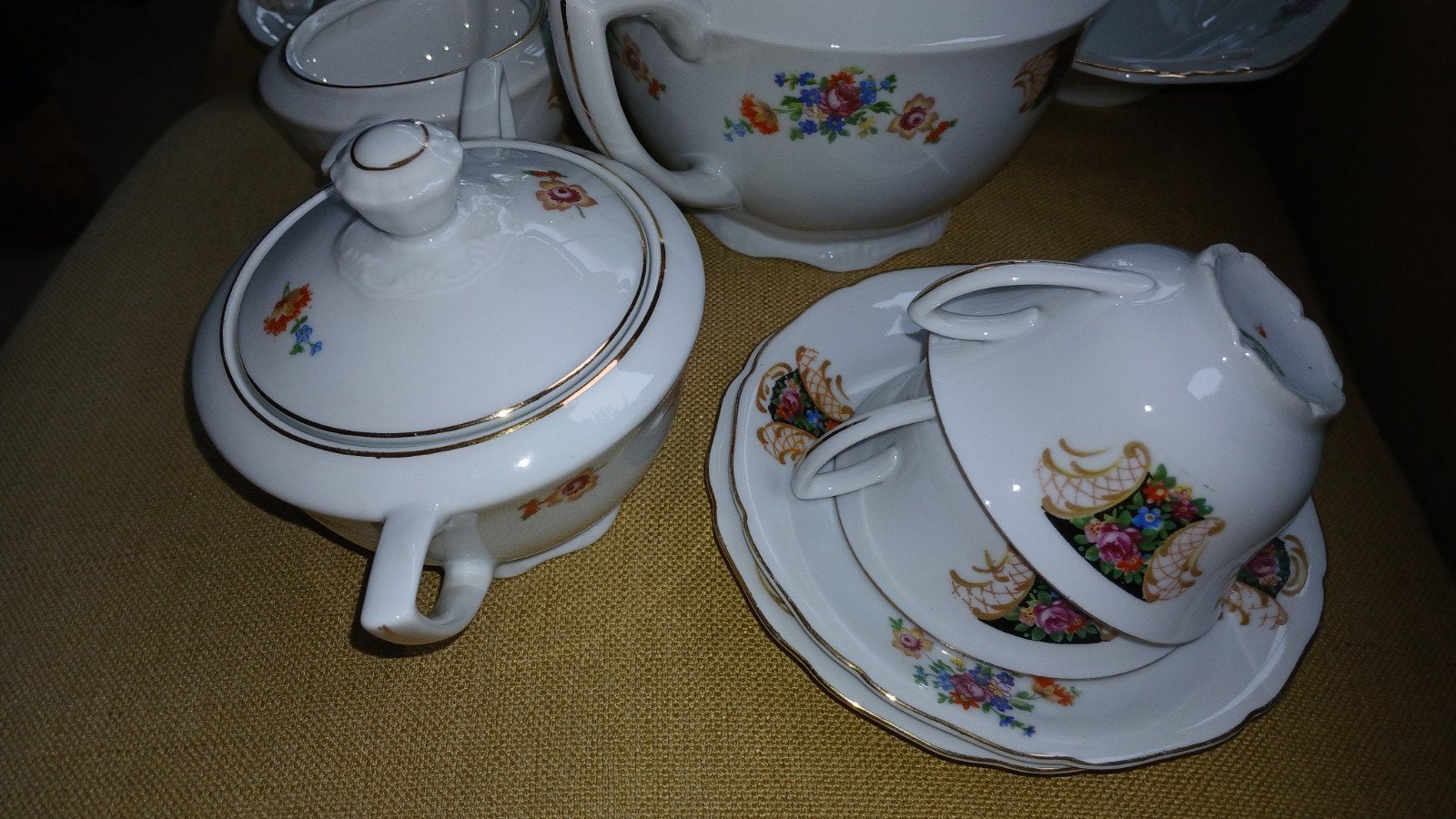 Vintage Porseleinen Servies - Bloemmotief, Antiek en Kunst, Ophalen