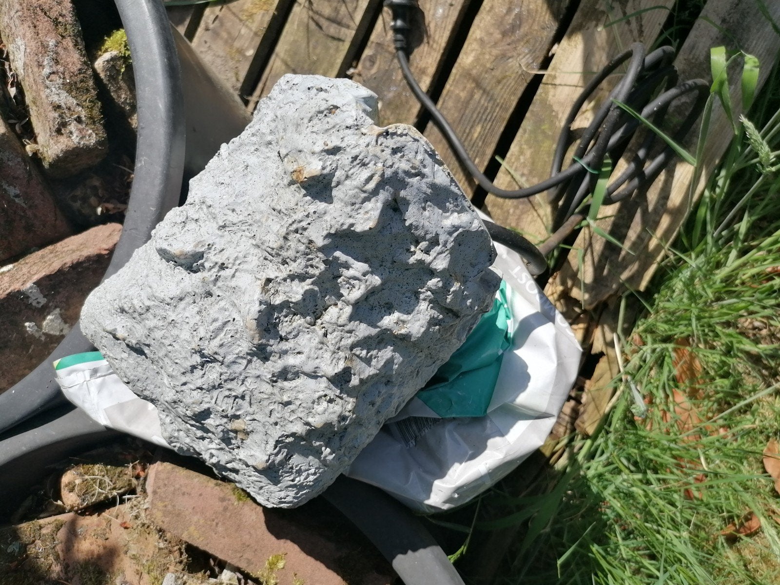 Super handige contactdoos in vorm van rots., Tuin en Terras, Ophalen