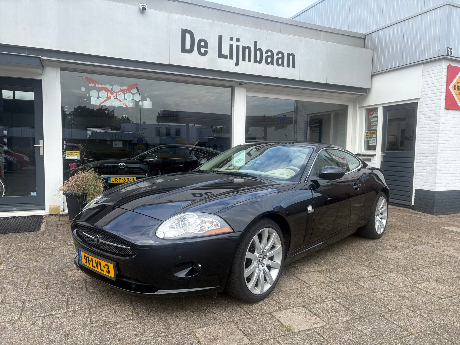 Jaguar XK 4.2 Coupe AUT 2007 Zwart, Auto's, Achterwielaandrijving, 8 cilinders, 4 stoelen, Zwart