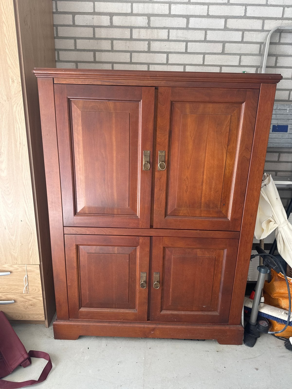 Gratis Tv / audio meubel met opening voor snoeren, Huis en Inrichting, Ophalen, Gebruikt, 50 tot 75 cm, 100 tot 150 cm