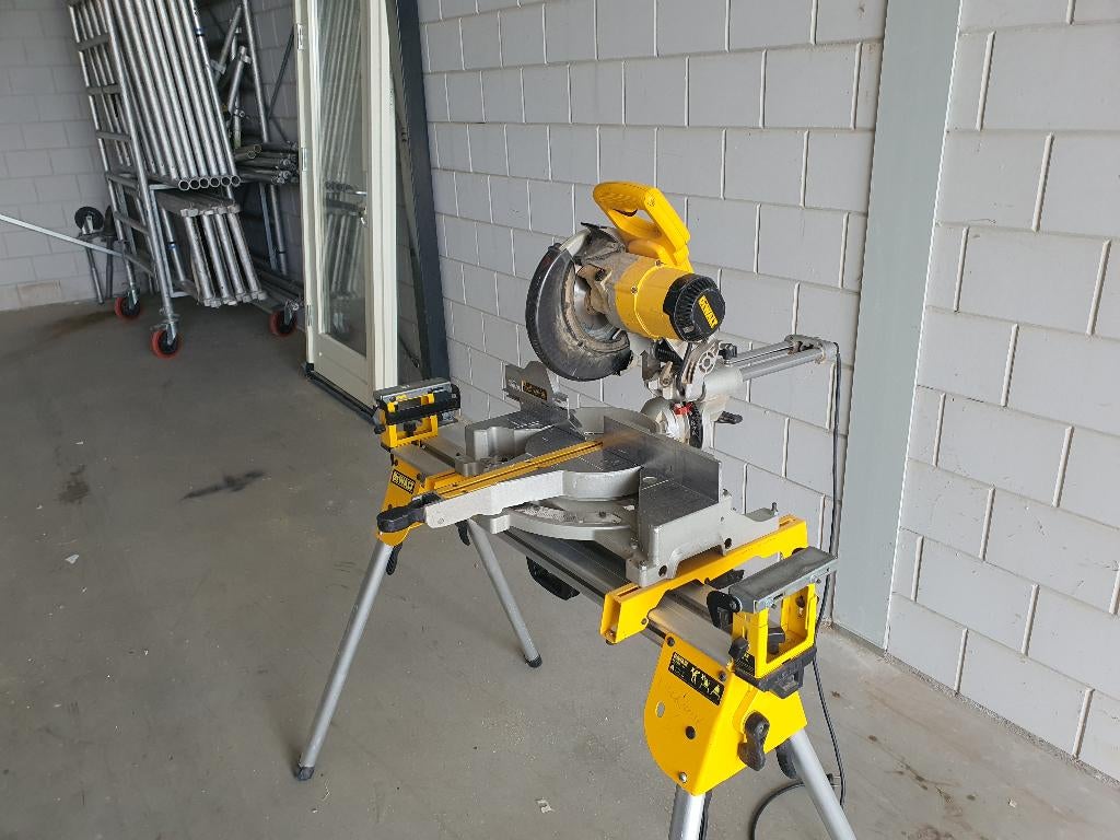 DeWalt DW712 Afkortzaag + Onderstel | Trekfunctie, Doe-het-zelf en Verbouw, Gereedschap | Zaagmachines, Ophalen, Gebruikt, 70 mm of meer