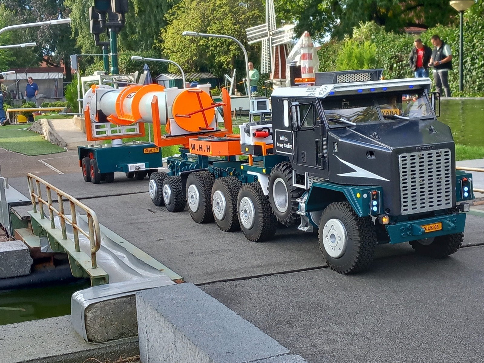RC Truck Willy's Heavy Hauling met trailer, Groter dan 1:32, Zo goed als nieuw, Truck, Ophalen