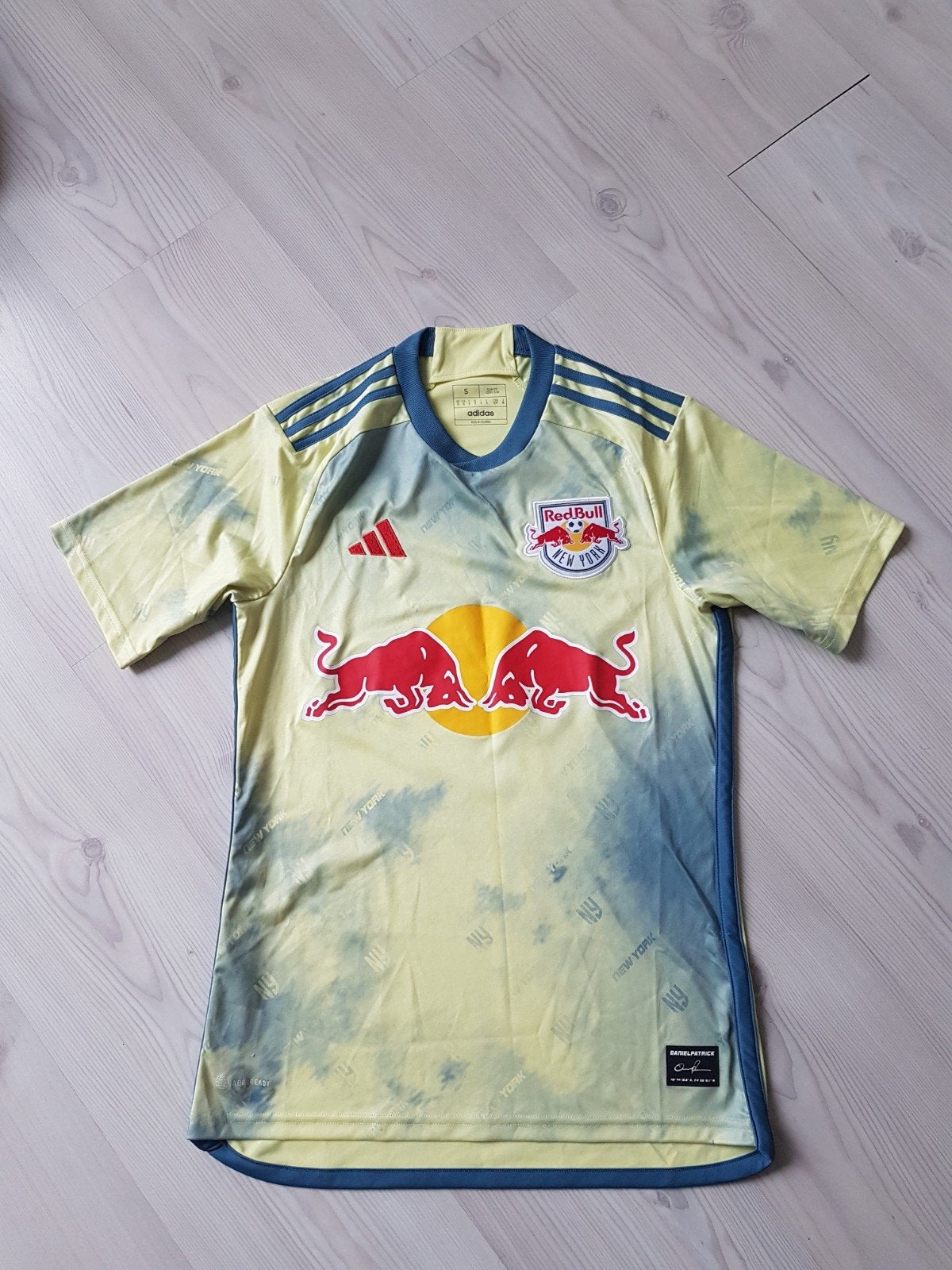 Red Bull Leipzig voetbalshirt in size small, Ophalen of Verzenden, Zo goed als nieuw, Shirt