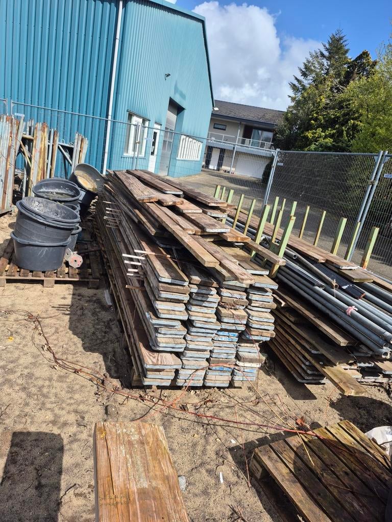 Steiger materiaal: planken, buizen en koppelingen, Ophalen