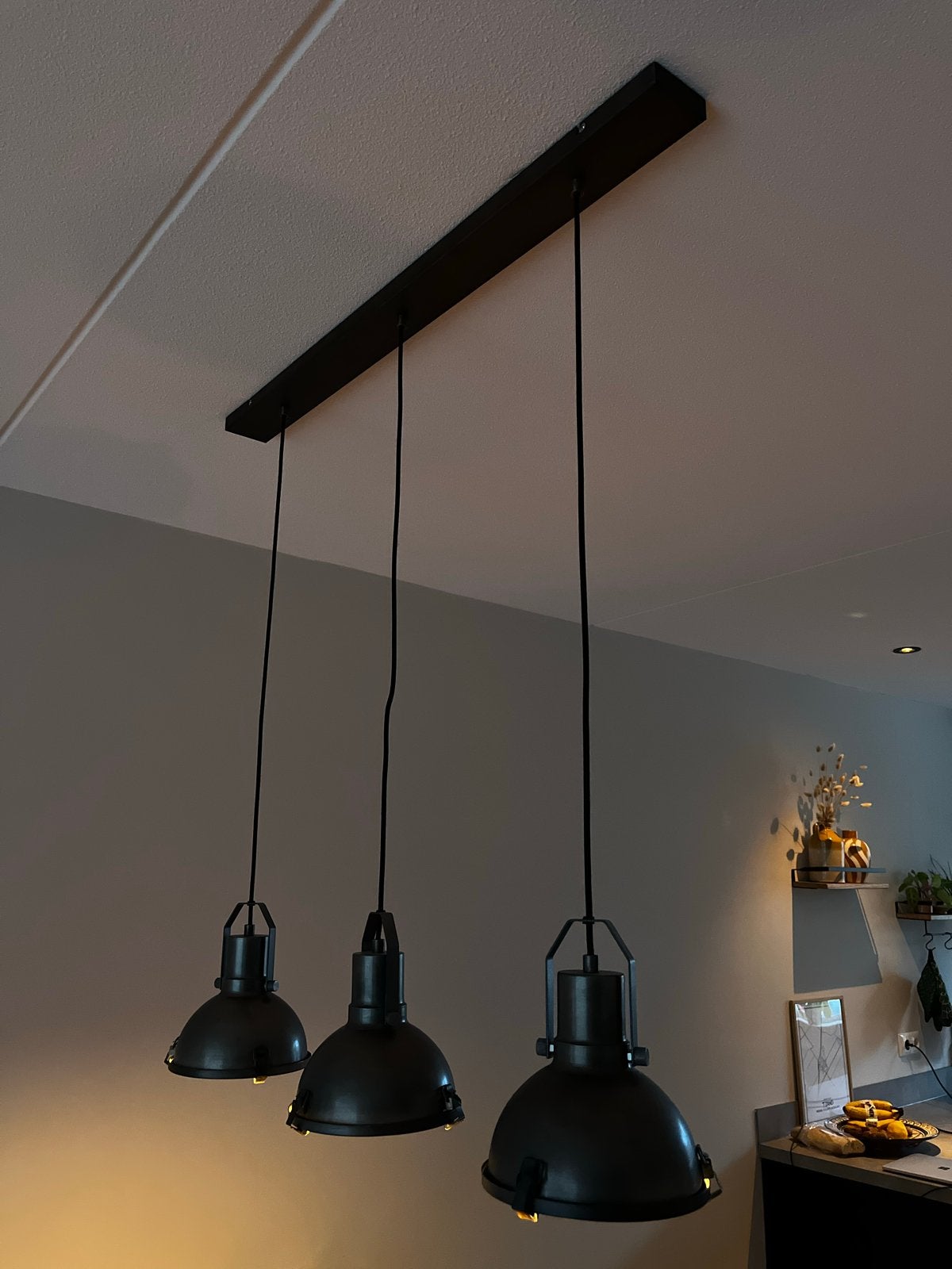 Foto 2 van Industriële hanglamp 3 kappen - Magnus zwart metaal