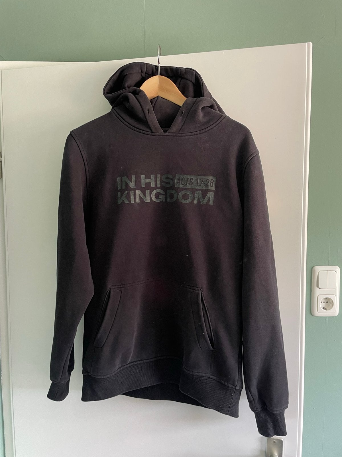 Zwarte hoodie met 'In His Kingdom' opdruk, Ophalen of Verzenden, Zo goed als nieuw, Maat 48/50 (M), Zwart