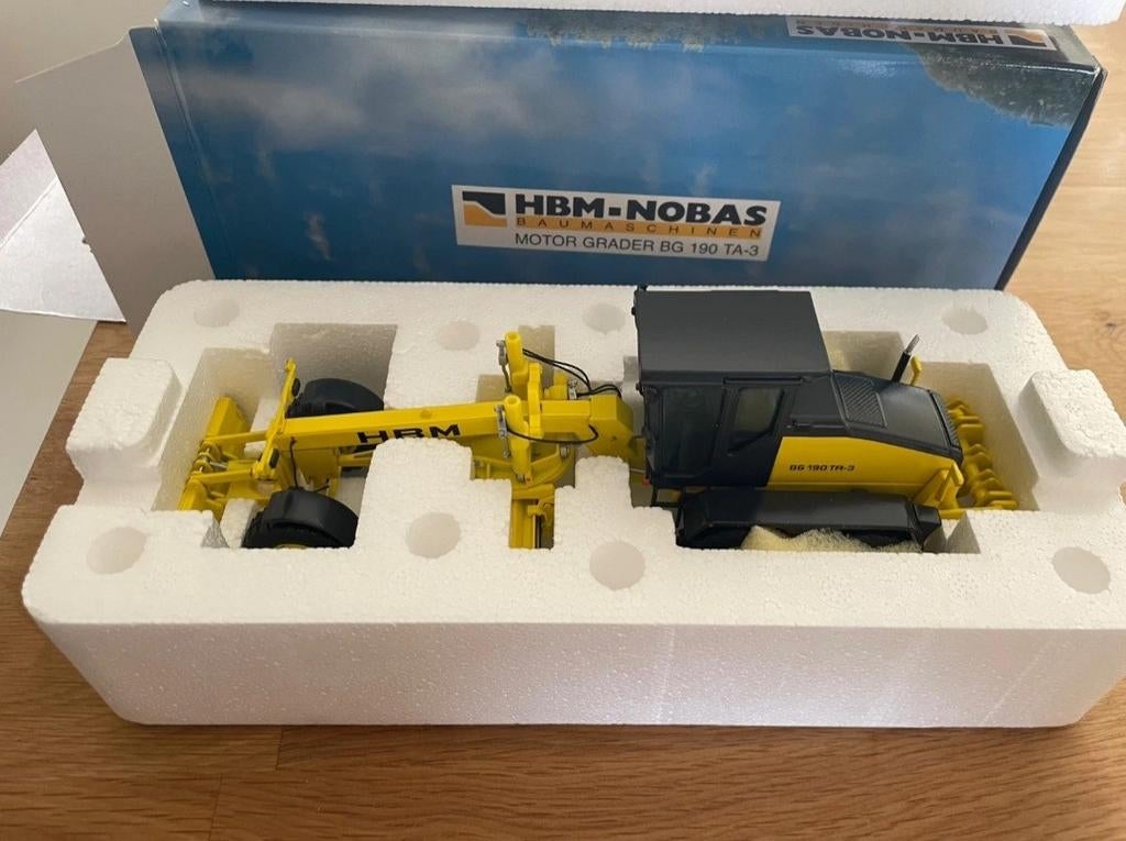 HBM Nobas BG190 TA-5 Grader Nzg 1:50, Hobby en Vrije tijd, Modelauto's | 1:50, Ophalen of Verzenden, Nieuw, Hijskraan, Tractor of Landbouw