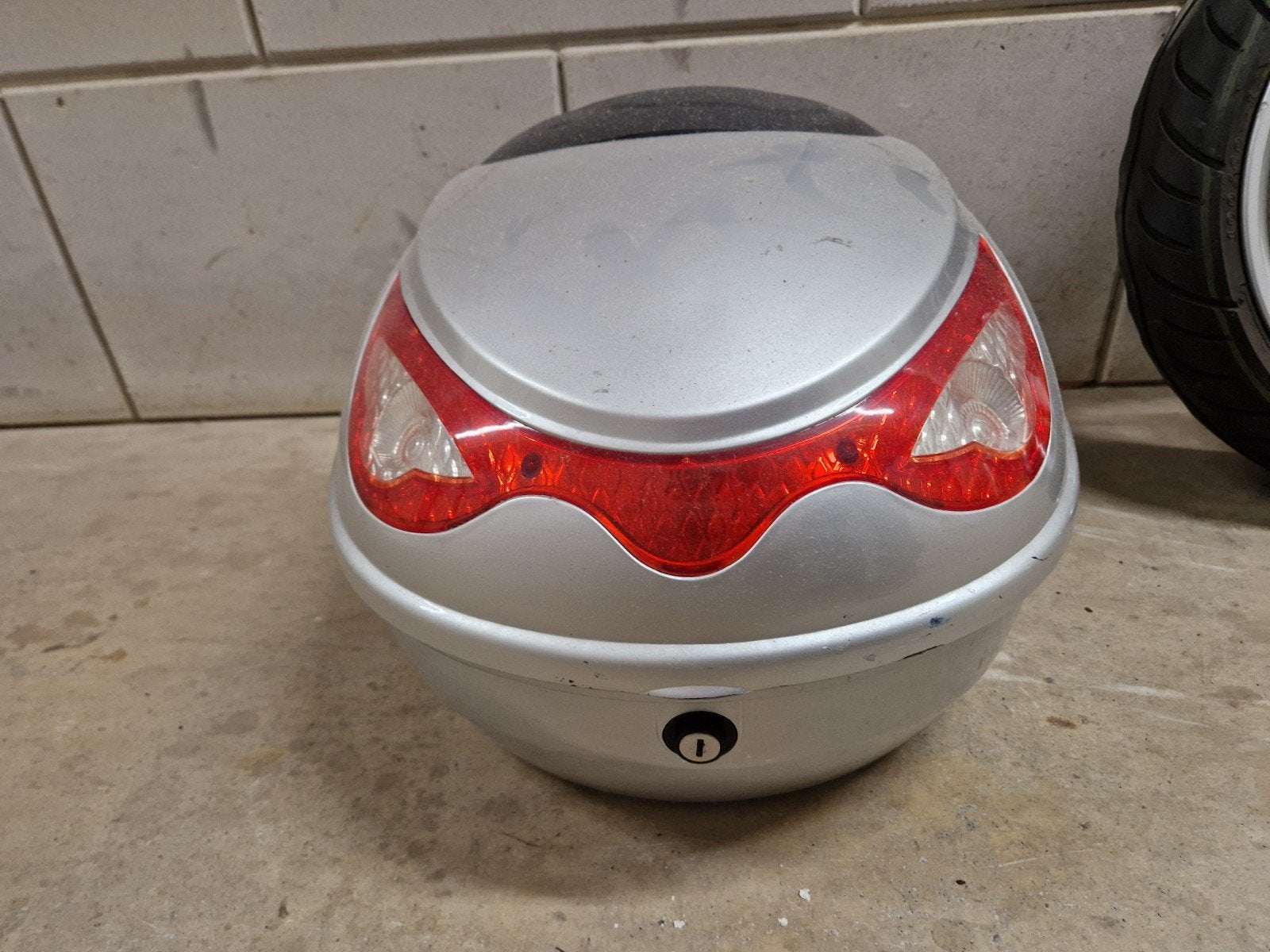 E-Scooter E1/E2 Helm Koffer - Zilver, Fietsen en Brommers, Ophalen of Verzenden, Gebruikt, Overige typen, Overige merken