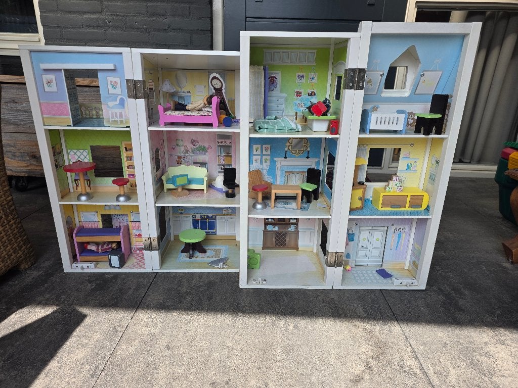 Houten poppenhuis inclusief meubeltjes en poppetjes, Ophalen, Gebruikt, Poppenhuis